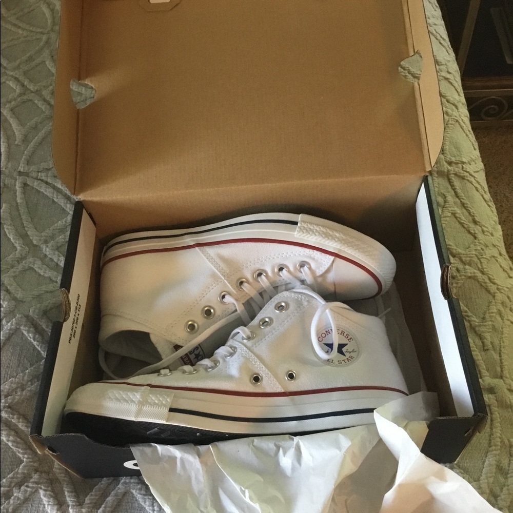 Tennis shoes